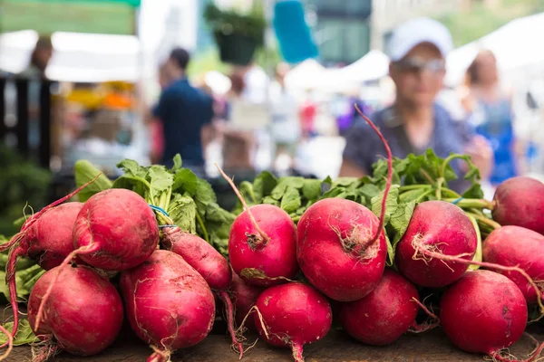 Cultivo Rabanetes Coloridos Cultivados Organicamente Mercado Agricultores Com Pessoas Comprando — Fotografia de Stock