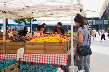 New York City - 16 Temmuz 2018: Görünüm çadır, insanlar ve organik olarak yetiştirilen yerel meyve ve sebze Manhattan Union Square Greenmarket çiftçi pazarda ekranda.