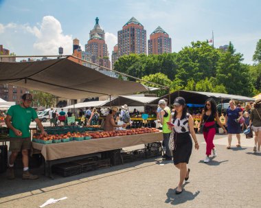 New York City - 16 Temmuz 2018: Görünüm çadır, insanlar ve organik olarak yetiştirilen yerel meyve ve sebze Manhattan Union Square Greenmarket çiftçi pazarda ekranda.