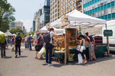 New York City - 16 Temmuz 2018: Union Square Greenmarket çiftçilere piyasa Manhattan'da ekranda meyve satın alışveriş.