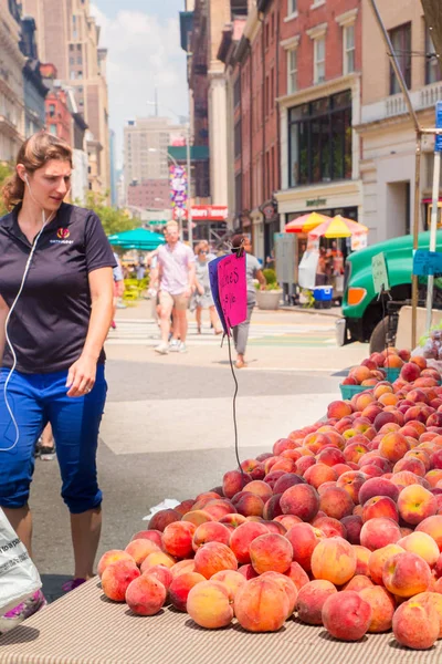 纽约市 2018年7月16日 查看人和有机种植当地水果陈列在联合广场绿色市场农民市场在曼哈顿 — 图库照片