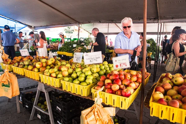 ニューヨーク シティ 2018 ビューのテント と有機栽培された地元の果物や野菜のマンハッタンのユニオン スクエア グリーン マーケットの農民市場で展示 — ストック写真