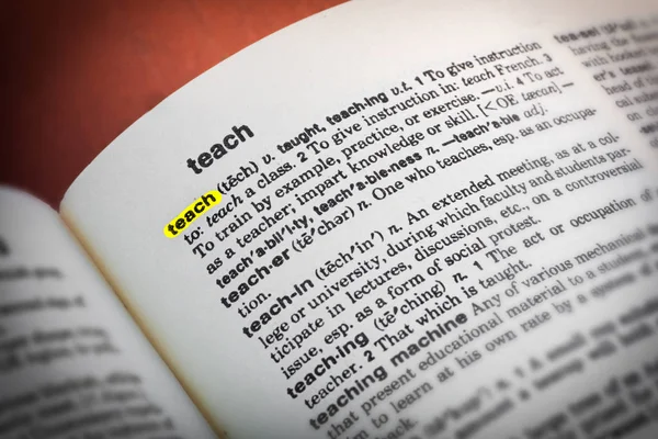 英語の辞書の定義で教える単語を強調します — ストック写真