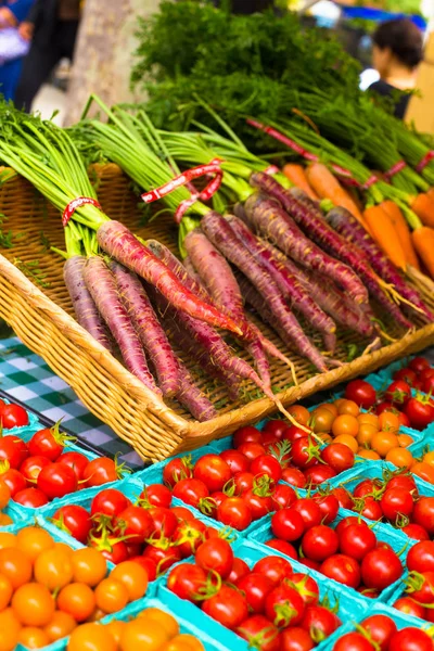 な地元産のチェリー トマトとニンジンの Nyc ユニオン スクエア グリーン マーケット農家の市場の買い物客で — ストック写真