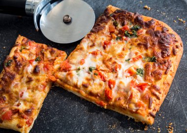  Gemide lezzetli İtalyan tarzı margarita Pizza kesici ile kare dilimler