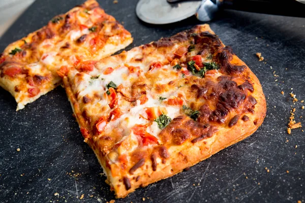 Čtvercové Řezy Vynikající Italský Styl Pizza Margarita Palubě Frézou — Stock fotografie