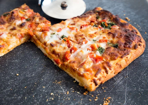 Négyzet Alakú Szelet Finom Olasz Stílusú Margarita Pizza Fedélzeten Vágó — Stock Fotó