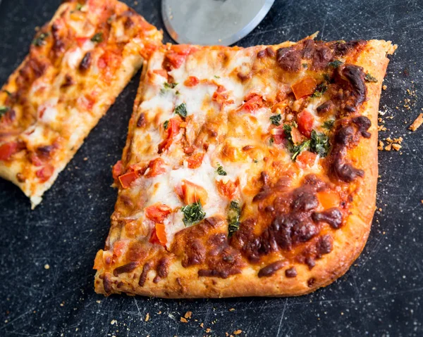 Felii Pătrate Pizza Delicioasă Stil Italian Margarita Bord Tăietor — Fotografie, imagine de stoc