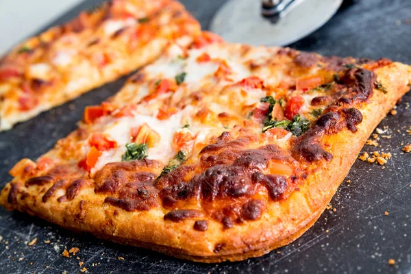 Čtvercové Řezy Vynikající Italský Styl Pizza Margarita Palubě Frézou — Stock fotografie
