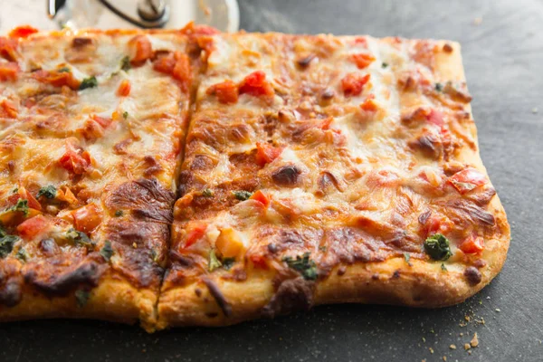 Négyzet Alakú Szelet Finom Olasz Stílusú Margarita Pizza Fedélzeten Vágó — Stock Fotó