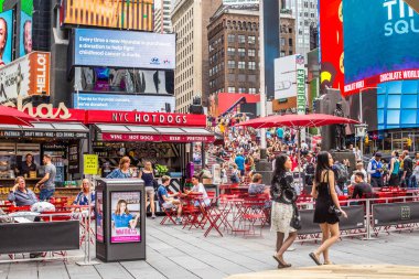New York City - 26 Temmuz 2018: Yoğun yaz gününde dünya ünlü Times Meydanı'na reklam panoları, işaretler, Masa ve insanlar yaya Plaza Manhattan'daki görünüm.