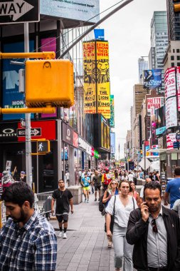 New York City - 26 Temmuz 2018: Times Meydanı'nda birçok kişi yürüyüş ve reklam panoları ile kalabalık Manhattan meşgul kaldırım.
