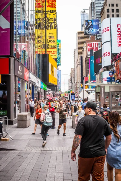 New York City July 2018 Busy Sidewalk Times Square Manhattan — Stock Photo, Image