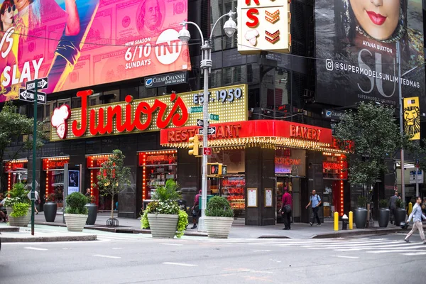ニューヨーク シティ 2018 ビューのタイムズ スクエア有名なジュニアのレストランのあるマンハッタンのコーナーとビューの人々 — ストック写真