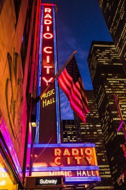 New York City - 28 Eylül 2018: Parlak ışıkları gece kaldırım dan görüldüğü gibi Radio City Music Hall işareti,