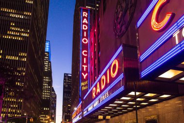 New York City - 28 Eylül 2018: Parlak ışıkları gece kaldırım dan görüldüğü gibi Radio City Music Hall işareti,