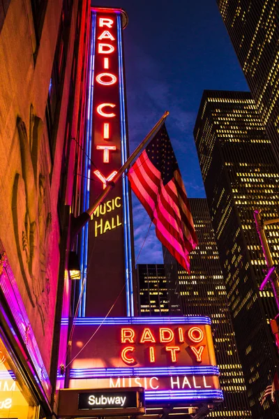 纽约市 2018年9月28日 明亮的灯光广播城音乐厅的标志 在夜间从人行道上看到 — 图库照片