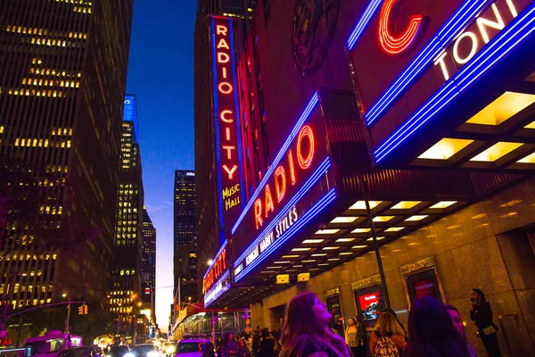 纽约市 2018年9月28日 明亮的灯光广播城音乐厅的标志 在夜间从人行道上看到 — 图库照片