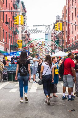 New York City - 21 Eylül 2017: Yıllık bayram San Gennaro sokak festivali görünümünü küçük İtalya Manhattan'sokak gıda satıcıları, süslemeleri ve görünümünde gerçek insanlar. 