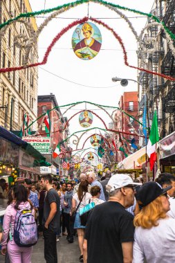 New York City - 21 Eylül 2017: Yıllık bayram San Gennaro sokak festivali görünümünü küçük İtalya Manhattan'sokak gıda satıcıları, süslemeleri ve görünümünde gerçek insanlar. 