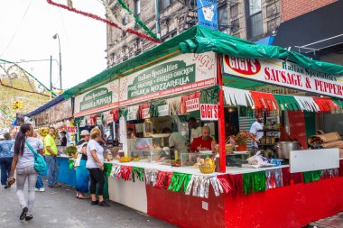 New York City - 21 Eylül 2017: Yıllık bayram San Gennaro sokak festivali görünümünü küçük İtalya Manhattan'sokak gıda satıcıları, süslemeleri ve görünümünde gerçek insanlar. 