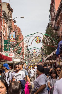 New York City - 21 Eylül 2017: Yıllık bayram San Gennaro sokak festivali görünümünü küçük İtalya Manhattan'sokak gıda satıcıları, süslemeleri ve görünümünde gerçek insanlar. 