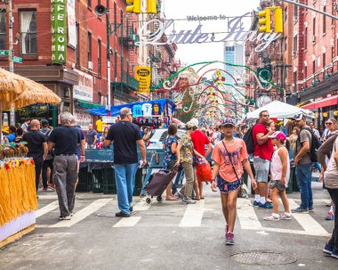 New York City - 21 Eylül 2017: Yıllık bayram San Gennaro sokak festivali görünümünü küçük İtalya Manhattan'sokak gıda satıcıları, süslemeleri ve görünümünde gerçek insanlar. 