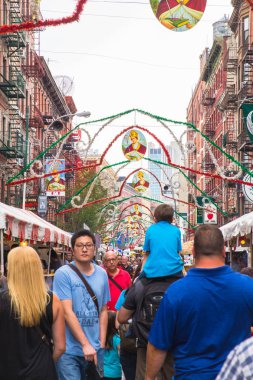 New York City - 21 Eylül 2017: Yıllık bayram San Gennaro sokak festivali görünümünü küçük İtalya Manhattan'sokak gıda satıcıları, süslemeleri ve görünümünde gerçek insanlar. 