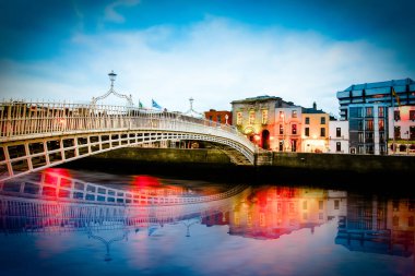 Gün batımında görülen Liffey Nehri üzerinde landmark Ha'Penny köprü görünümü 