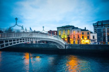 Gün batımında görülen Liffey Nehri üzerinde landmark Ha'Penny köprü görünümü 