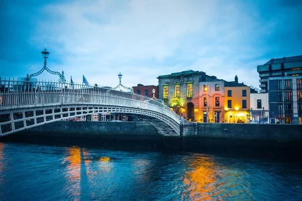 Pohled Pamětihodnost Penny Bridge Přes Řeku Liffey Vidět Soumraku — Stock fotografie