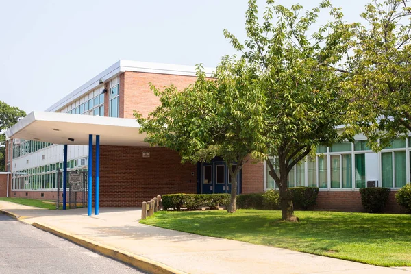 典型的なアメリカの学校建物の外装のビュー — ストック写真