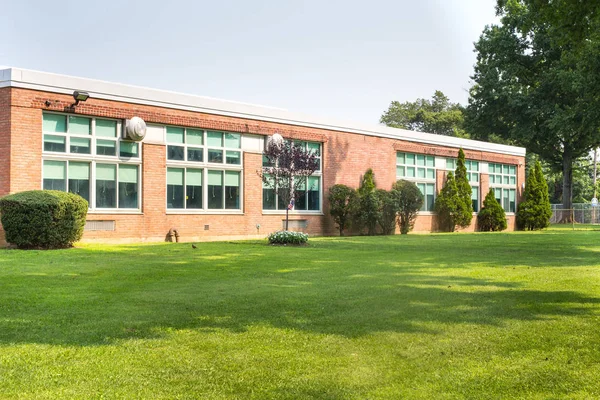 典型的なアメリカの学校建物の外装のビュー — ストック写真