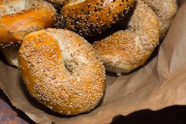 Çeşitli otantik New York simit kahverengi kağıt torba içinde tohum ile tarzı çeşitli.