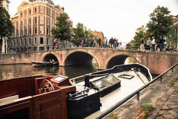 Amsterdam Blick Auf Kanal Und Brücke Mit Vintage Holzboot — Stockfoto