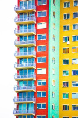 Parlak renkli geometrik apartman cephe ile pencere eşiği