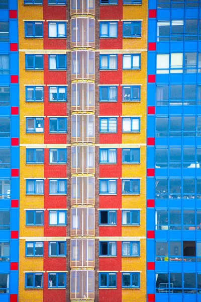 Elewacja Jasny Kolorowy Geometrycznych Budynku Mieszkalnego Windows — Zdjęcie stockowe