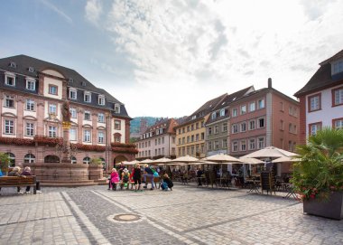 Heidelberg, Almanya - 6 Eylül 2018: Marktplatz Heidelberg, Almanya'daki Avrupa sahnesinden Arnavut kaldırımlı sokak, insanlar ve eski mimari ile.