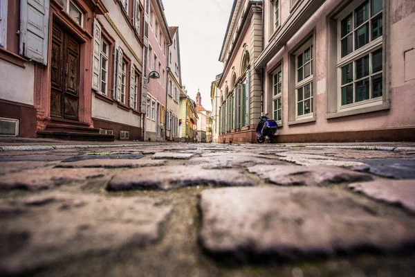 老欧洲鹅卵石街道从低透视 海得尔堡德国 — 图库照片