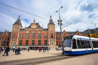 Amsterdam, Hollanda - 31 Ağustos 2018: Görünümü Merkez İstasyonu tren ulaşım merkezi Amsterdam'da.
