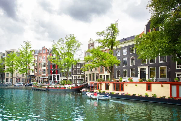 Amsterdam Hollanda Ağustos 2018 Güzel Kanal Teknelerle Amsterdam Şehir Görünümünü — Stok fotoğraf