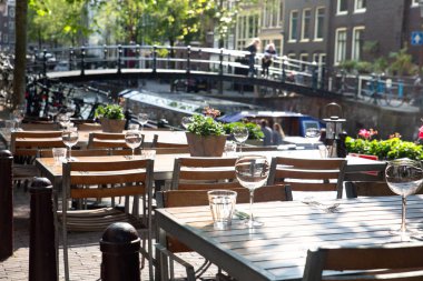 Amsterdam Restoran Cafe tablolar için cam ve arka planda Kanal Köprüsü manzaralı yemek açık ayarla