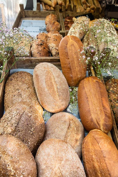 Čerstvými Bochníky Chleba Displeji Farmářský Trh — Stock fotografie