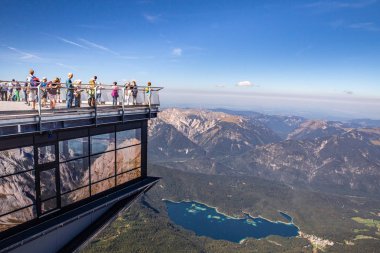 Garmisch-Partenkirchen-12 Eylül 2018: Gözlem güverte üst görünümünde ziyaretçileriyle Alpleri'nde Zugspitze Dağı.