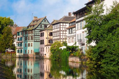 Strasbourg Fransa üzerinden görülen kanal boyunca güzel yarı ahşap evleri görünümünü