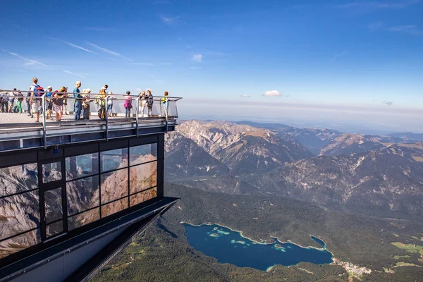 加尔米施 帕滕基兴 2018年9月12日 阿尔卑斯山楚格峰山山顶的观景台与游客 — 图库照片