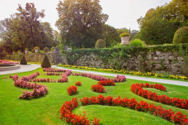  Güneşli bir günde güzel Mirabelle bahçeleri ve Salzburg Avusturya sarayda görüntülemek.