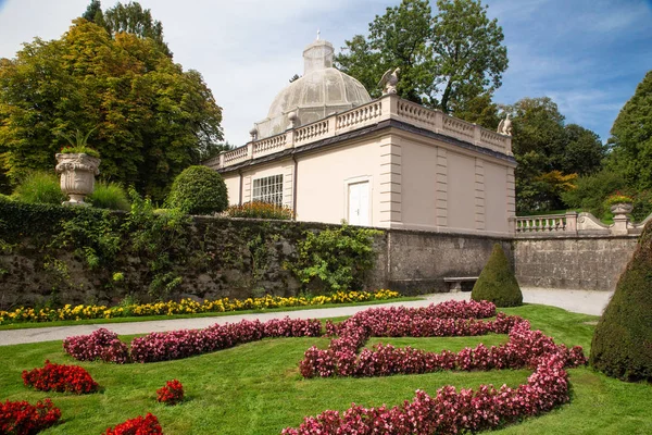 Uitzicht Vanaf Mooie Mirabelle Tuinen Paleis Salzburg Oostenrijk Een Zonnige — Stockfoto