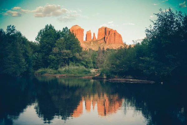 来自亚利桑那州大教堂岩石和橡树溪的复古色调景观 — 图库照片