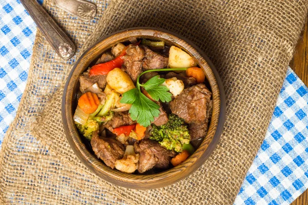 Servindo Ensopado Carne Cozida Casa Tigela Madeira Rústica — Fotografia de Stock